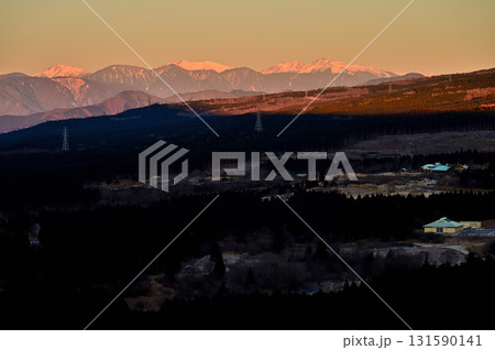 愛鷹山塊の越前岳 十里木高原展望台より朝焼けの南アルプス 愛鷹山塊の越前岳 十里木高原展望台より朝焼けの南アルプス 131590141