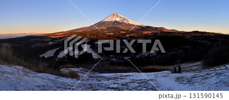 雪の愛鷹山塊の越前岳 十里木高原展望台より朝日に染まる富士山と南アルプス パノラマ写真 雪の愛鷹山塊の越前岳 十里木高原展望台より朝日に染まる富士山と南アルプス パノラマ写真 131590145