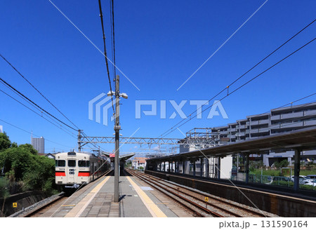 山陽電気鉄道　霞ヶ丘駅のホームと青空 131590164