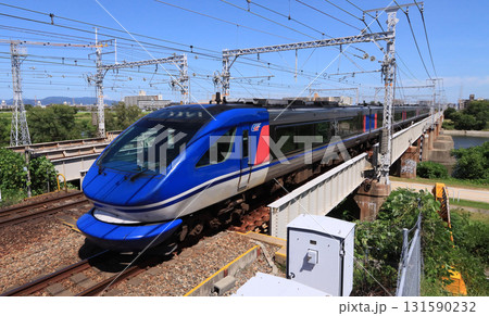 武庫川を渡る智頭急行のスーパーはくと 131590232