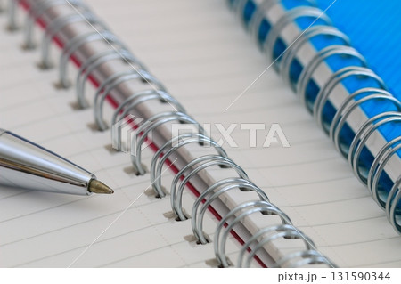 教育イメージ　筆記用具　リングノートとボールペン　3:2 131590344