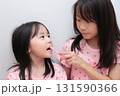 パジャマで歯磨きをする4歳と10歳の姉妹の女の子 131590366
