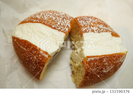 イタリア　ローマの名物菓子　マリトッソォ 131590376