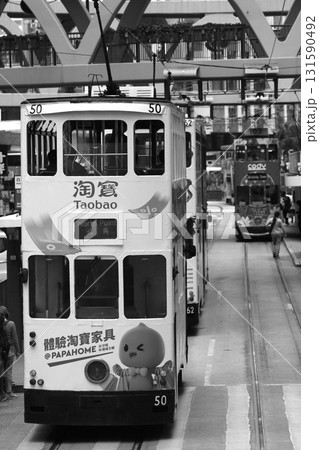 モノクロの香港・庶民の足「トラム」（路面電車）英国植民地時代から走り続ける香港庶民の足 131590492