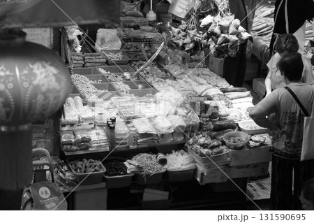 モノクロの香港・徳輔道西の高級乾物店で売られる高級食材。何に使われるか分からない乾物も多い 131590695