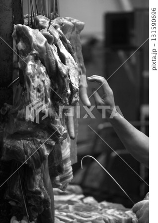 香港の市場の肉屋で売られる豚肉。牛肉や鶏肉より高級で高価。中国人は豚肉が大好きだ 131590696