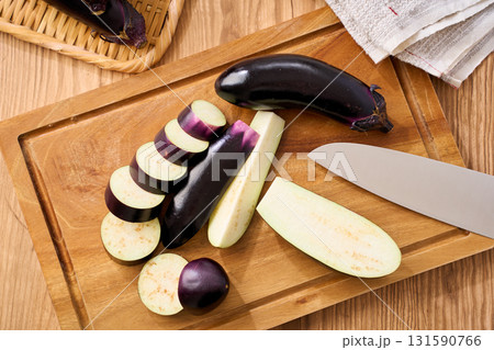 まな板でカットした茄子｜下ごしらえ・調理工程のイメージ 131590766