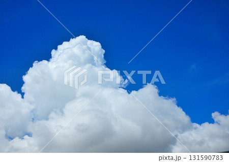 夏の青空と白い雲 夏の青空と白い雲 131590783