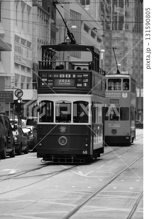 モノクロの香港・庶民の足「トラム」（路面電車）英国植民地時代から走り続ける香港庶民の足。これは観光用 131590805