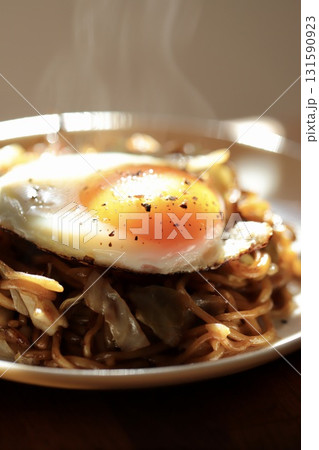 目玉焼きを乗せた熱々の出来たてソース焼きそば 目玉焼きを乗せた熱々の出来たてソース焼きそば 131590923
