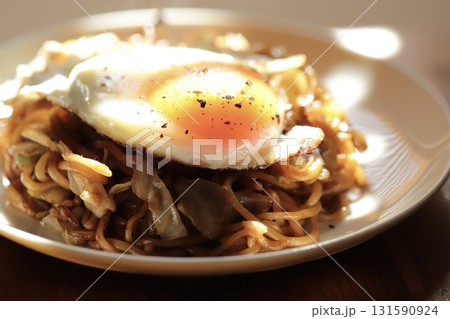目玉焼きを乗せた出来たてソース焼きそば 目玉焼きを乗せた出来たてソース焼きそば 131590924