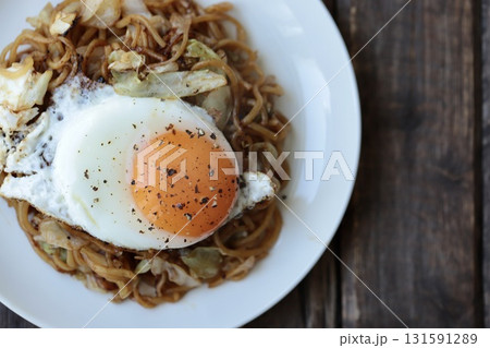 目玉焼きを乗せた中太麺のソース焼きそば 131591289