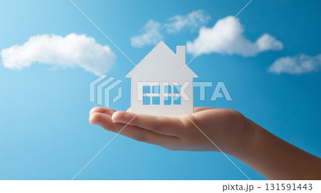 男の子が家の紙型を手にのせる 男の子が家の紙型を手にのせる 131591443