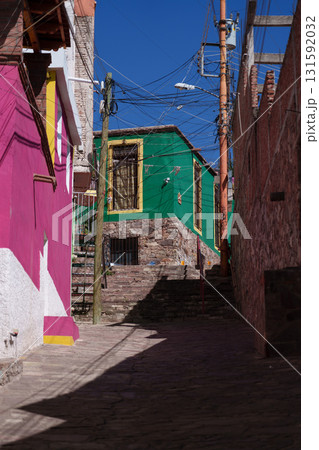 メキシコ・グアナファトのカラフルなストリート メキシコ・グアナファトのカラフルなストリート 131592032
