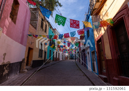 メキシコ・グアナファトのカラフルなストリート 131592061