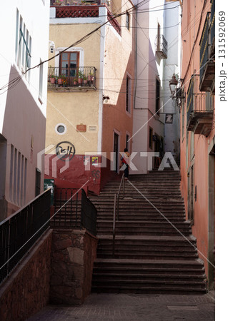 メキシコ・グアナファトのカラフルなストリート 131592069