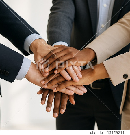 【チームワークと多様性】多国籍なビジネスチームが協力して手を重ねる【団結・信頼】 131592114