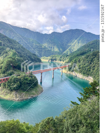 奥大井湖上駅と接岨湖を渡る赤い橋 131592167