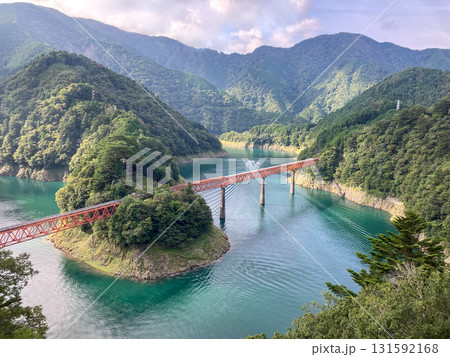 奥大井湖上駅と接岨湖を渡る赤い橋 131592168