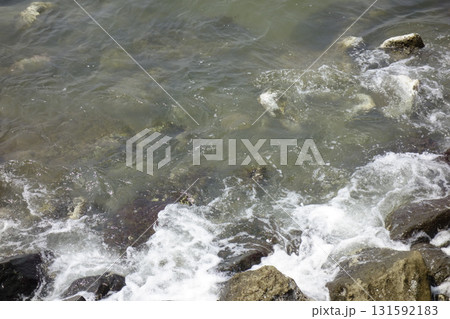 真夏の湘南の海景海岸,遠くに霞がかかった海が広がる 真夏の湘南の海景海岸,遠くに霞がかかった海が広がる 131592183