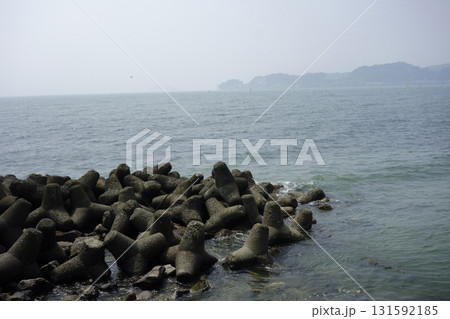 真夏の湘南の海景海岸，遠くに霞がかかった海が広がる 131592185