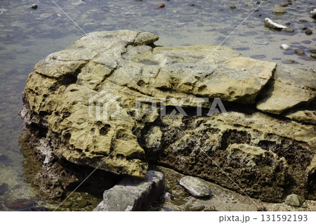真夏の湘南の海景海岸,遠くに霞がかかった海が広がる 真夏の湘南の海景海岸,遠くに霞がかかった海が広がる 131592193