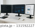 【開発者・デザイナーの仕事環境】マルチモニターにコードとUIデザインを表示したモダンなデスク 131592227
