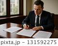 【重要な契約締結の瞬間】万年筆で契約書にサインする真剣な表情の経営者・弁護士 131592275