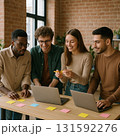 【スタートアップの日常】付箋とPCでアイデアを出し合う多国籍な若手クリエイターチーム 131592276