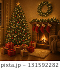 【暖かいクリスマスの夜】暖炉とツリーの灯りが美しいリビングルームの室内装飾 131592282
