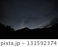 星空と山並み 131592374