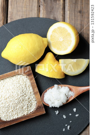 混ぜる前のレモン麹の材料 米麹と粗塩とノーワックスレモン 混ぜる前のレモン麹の材料 米麹と粗塩とノーワックスレモン 131592423