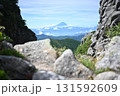 岩の隙間から望む富士 131592609