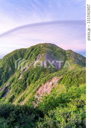 南アルプスの南岳山頂から見るマジックアワーの上河内岳 南アルプス聖岳登山 南アルプスの南岳山頂から見るマジックアワーの上河内岳 南アルプス聖岳登山 131592807
