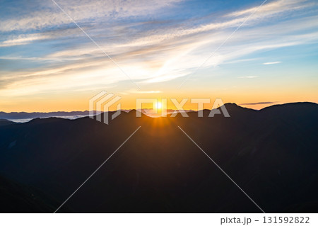 南アルプスの南岳山頂から見るマジックアワーの空(ご来光) 南アルプス聖岳登山 南アルプスの南岳山頂から見るマジックアワーの空(ご来光) 南アルプス聖岳登山 131592822
