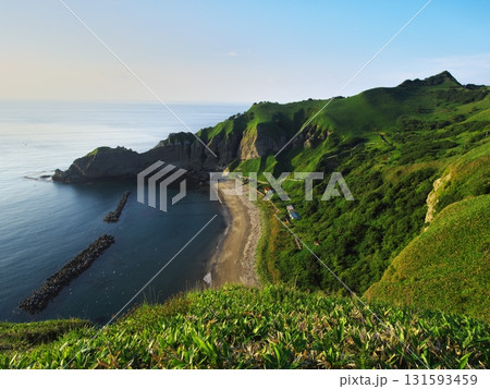 夏の北海道室蘭市 亀岩付近から朝日を浴びるトッカリショ浜を望む 夏の北海道室蘭市 亀岩付近から朝日を浴びるトッカリショ浜を望む 131593459