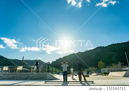三重県南伊勢町　廃校となった旧穂原小学校の穂原スケートパークでスケートボードを楽しむ若者たち 131593731