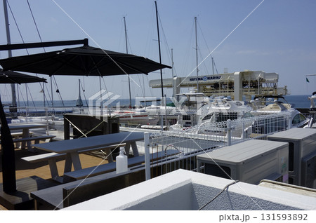 2020年8月8日、神奈川県逗子市：逗子マリーナに停泊するヨットが並ぶ真夏の港町 131593892
