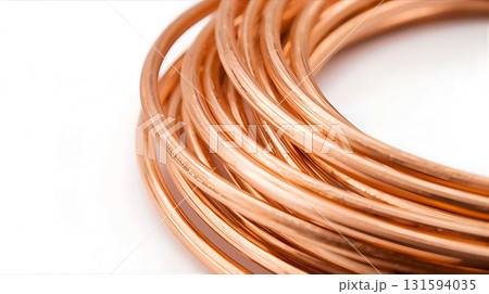 白背景に束ねた太いエナメル線 131594035