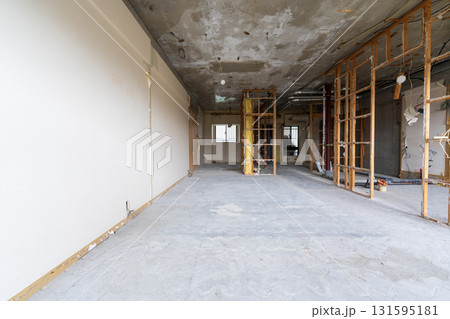 リノベーション前のスケルトン解体工事 131595181
