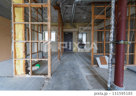 リノベーション前のスケルトン解体工事 131595185