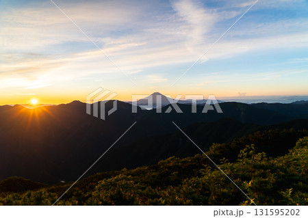 南アルプスの南岳山頂から見るマジックアワーの富士山 南アルプス聖岳登山 南アルプスの南岳山頂から見るマジックアワーの富士山 南アルプス聖岳登山 131595202