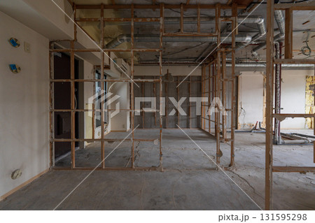 リノベーション前のスケルトン解体工事 131595298