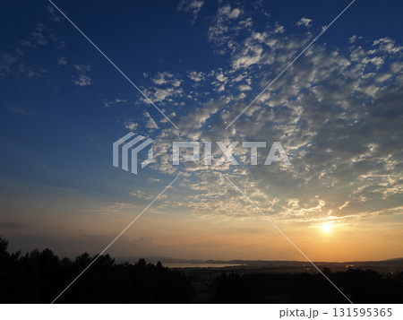 夕暮れ時、猪苗代湖上空にオレンジ色に輝く太陽と青空に浮かぶ白い鱗雲が印象的で綺麗だ。 夕暮れ時、猪苗代湖上空にオレンジ色に輝く太陽と青空に浮かぶ白い鱗雲が印象的で綺麗だ。 131595365