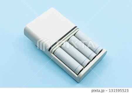 充電式の単三充電池と充電器 131595523