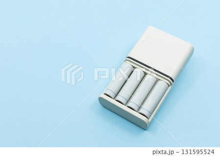 充電式の単三充電池と充電器 131595524