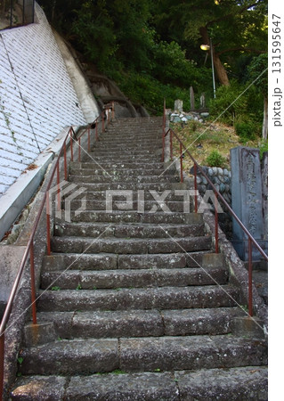 上へと続く階段 131595647