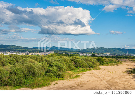 干上がった川底を見せる木津川 新木津川大橋上からの景観 京都府八幡市 干上がった川底を見せる木津川 新木津川大橋上からの景観 京都府八幡市 131595860