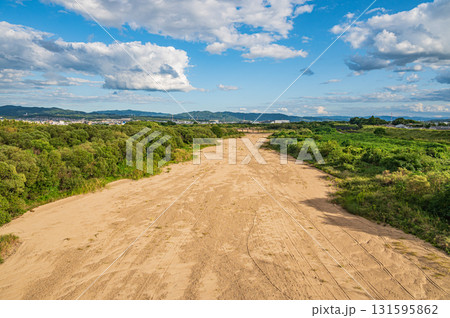 干上がった川底を見せる木津川 新木津川大橋上からの景観 京都府八幡市 干上がった川底を見せる木津川 新木津川大橋上からの景観 京都府八幡市 131595862