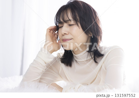 考えるミドル女性 131597552